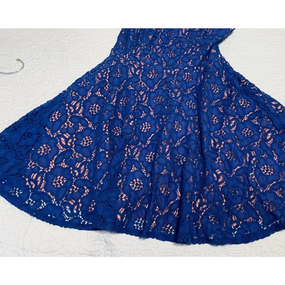 JODI KRISTOPHER SLEEVELESS MIDI LACE OVERLAY DRESS, JUNIORS, 5, ROYAL BLUE & TAN - Picture 4 of 10